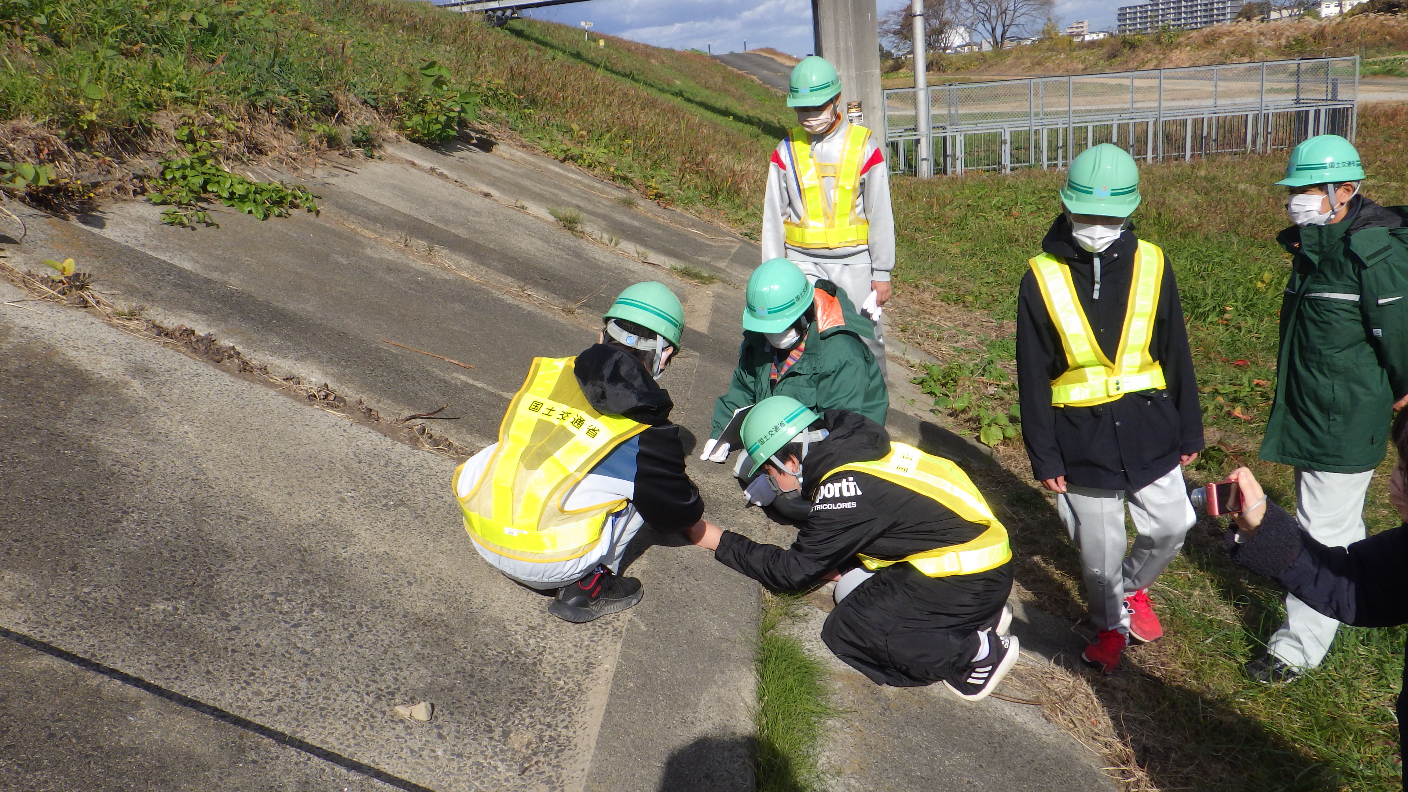 広瀬川堤防護岸を点検