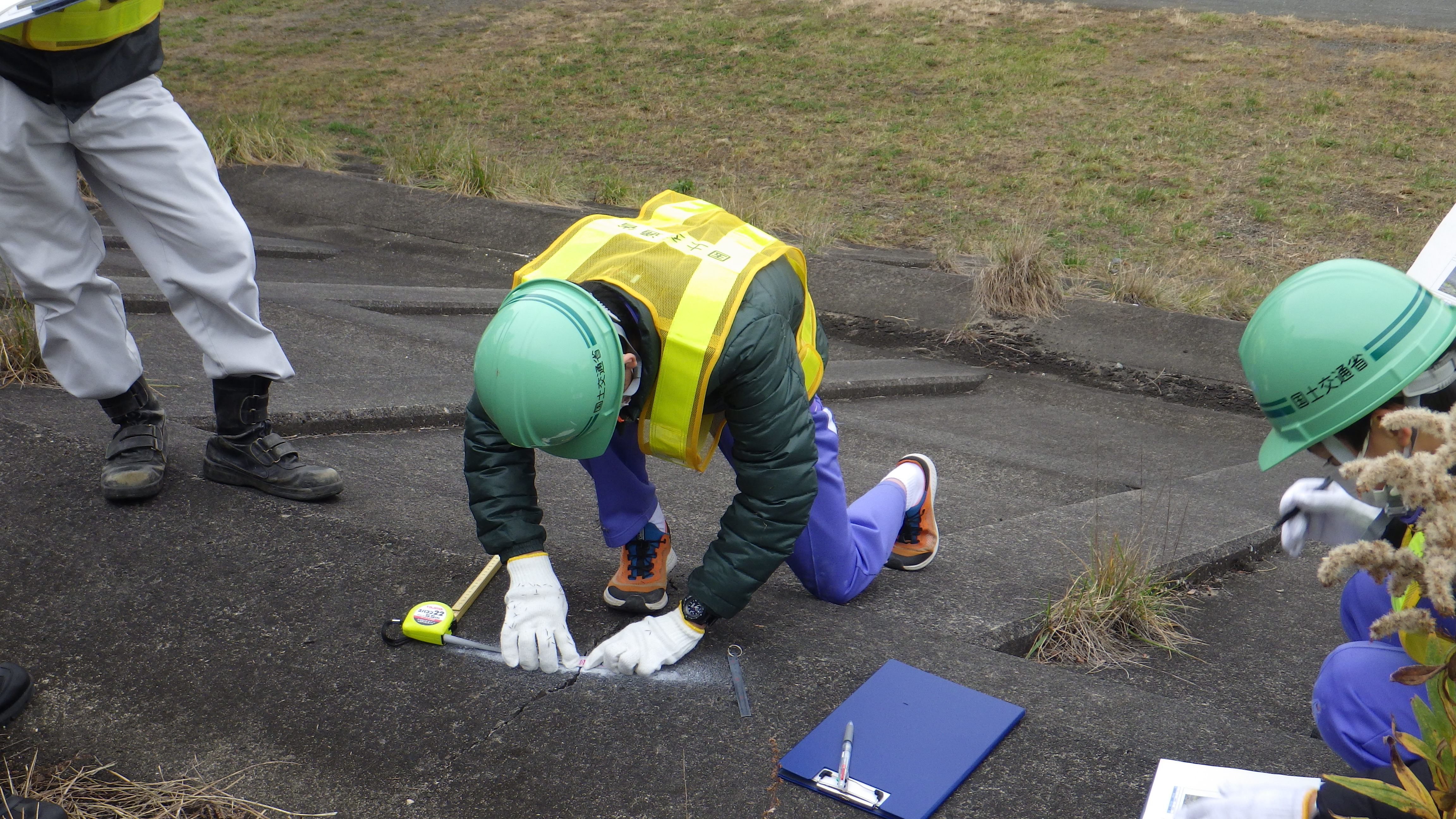 阿武隈川堤防護岸に亀裂を発見調査