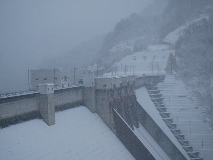 11月30日 玉川ダムにも雪が降りました